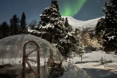 igloo-under-nordlys