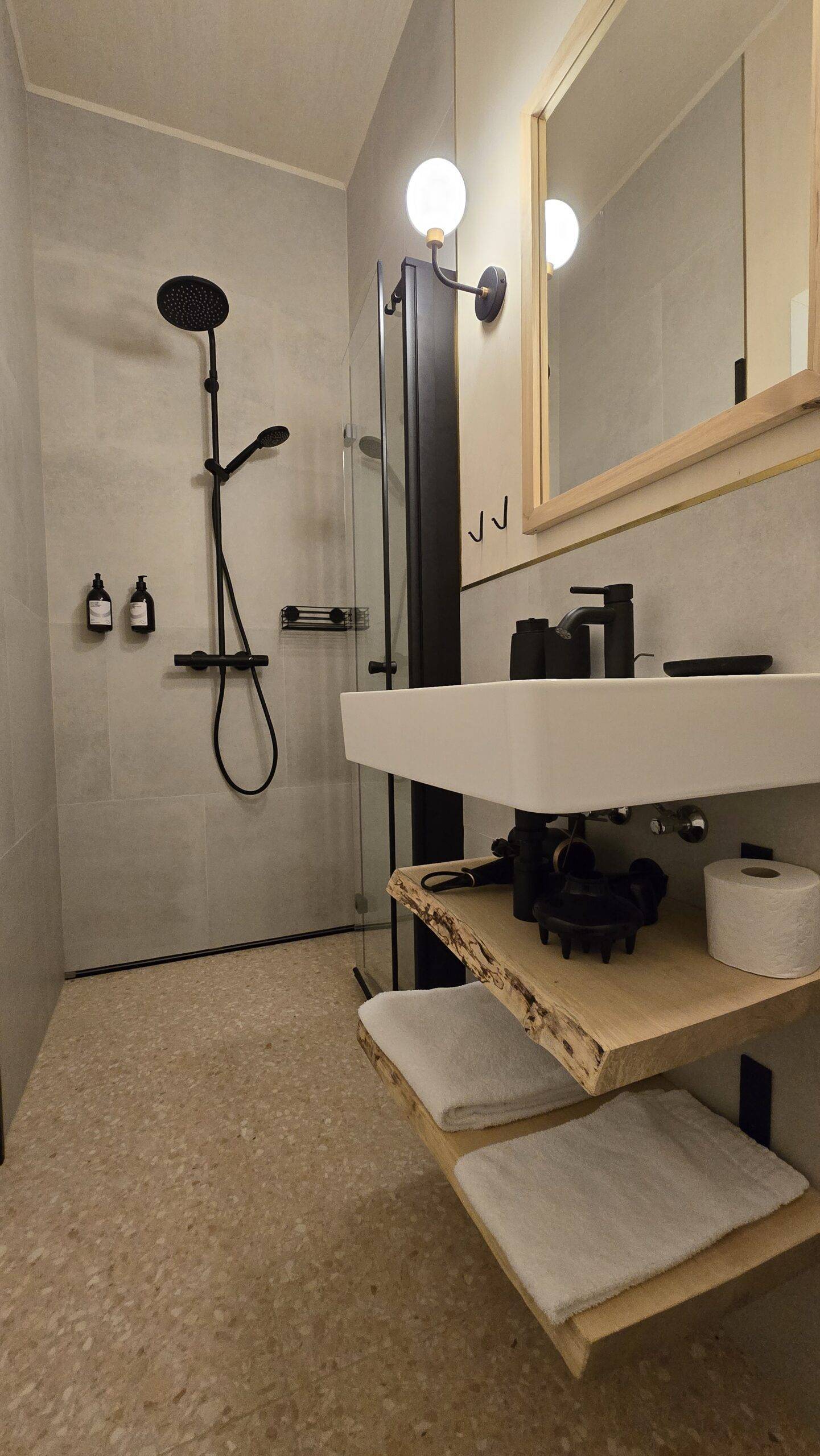 Bathroom with natural materials